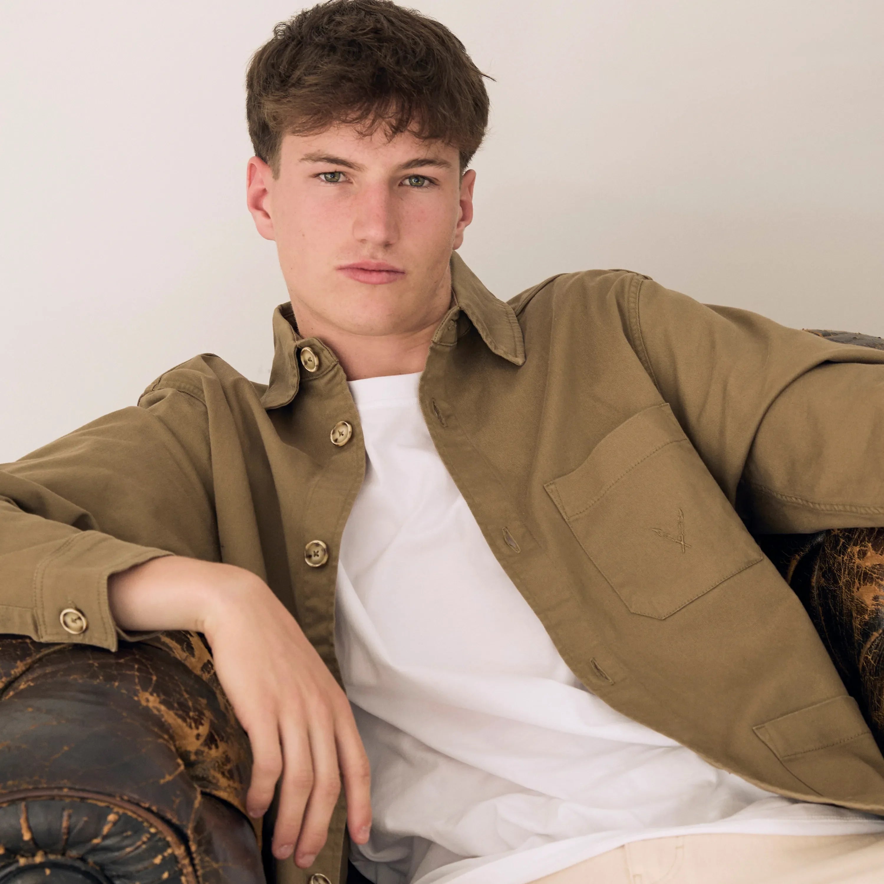 Chamarra tres bolsillos caqui