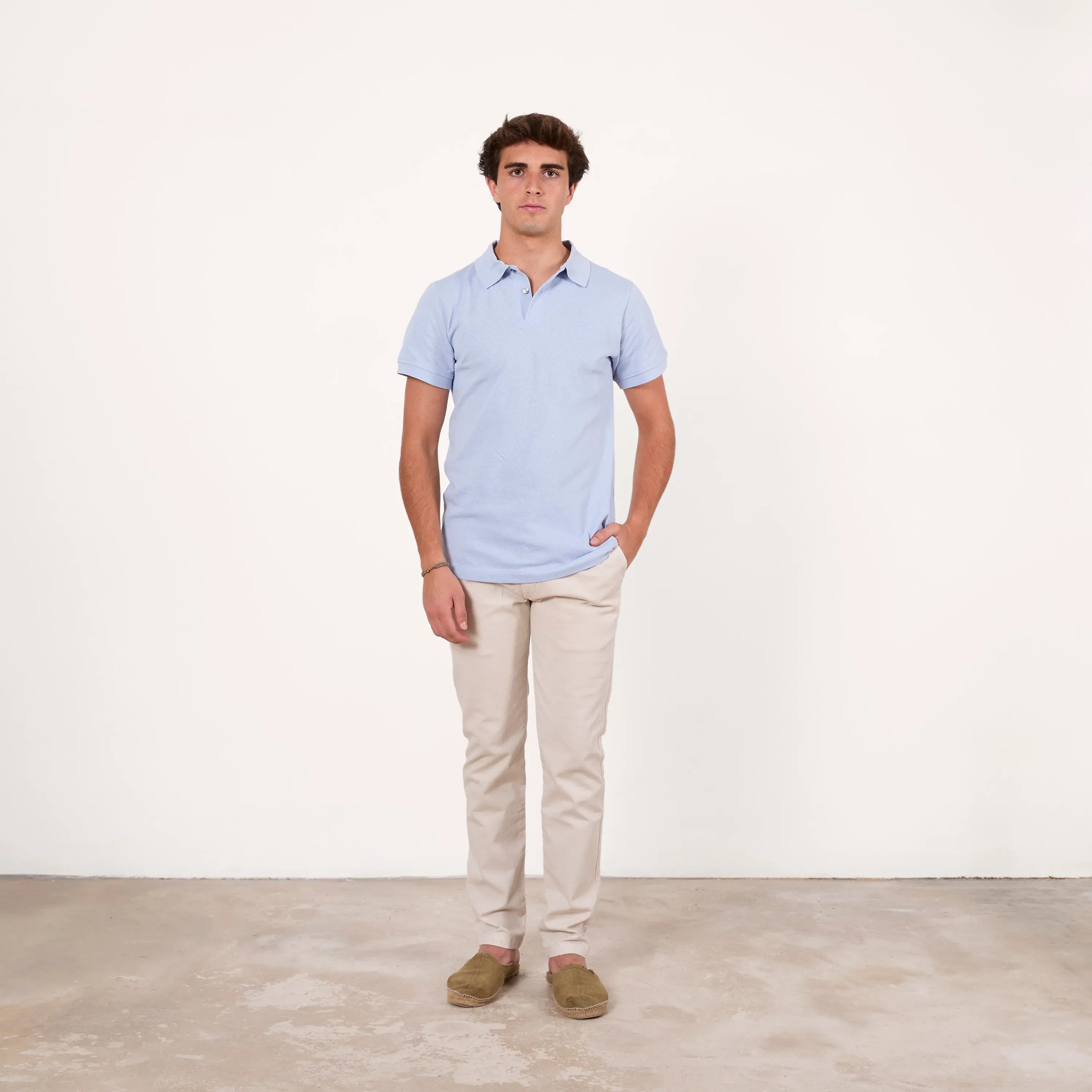 Polo básico celeste